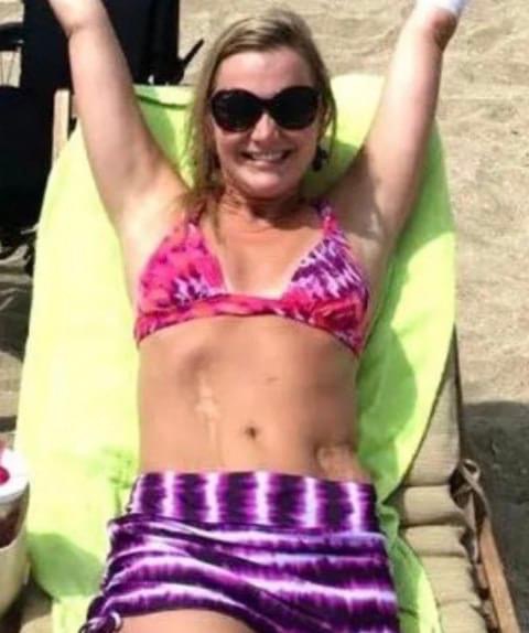 Woman’s Bikini Pic Goes Viral, When You Zoom Out You’ll Realize Why.