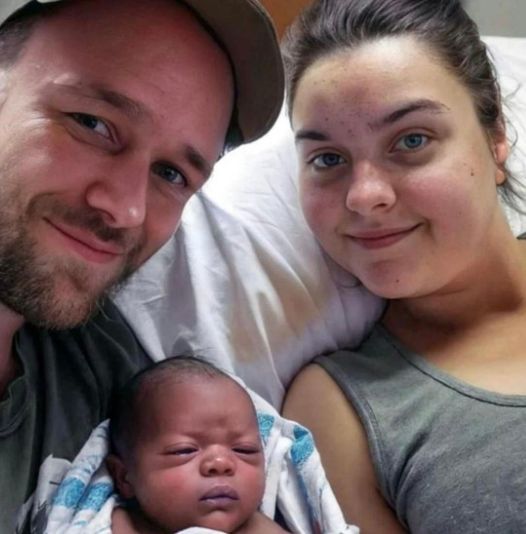 Photo Of Newborn With Parents Turns Heads After People Spot Strange Detail.