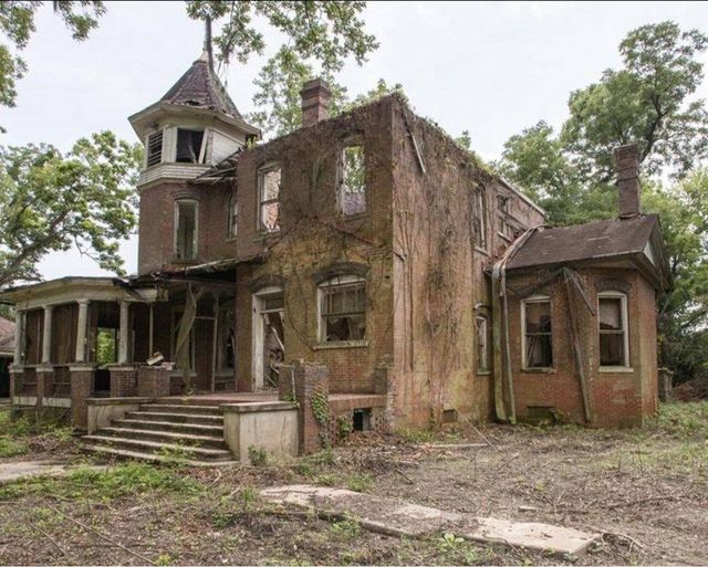 This house was built in 1887 but left in ruins, it was abandoned for many years before a man bought it and now no one can believe WHAT HE MADE OF IT😲. Here’s what it looks like inside.