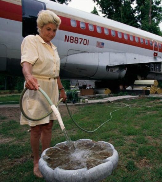 A woman turns a Boeing 727 into her dream home, but wait till you see how it looks inside.