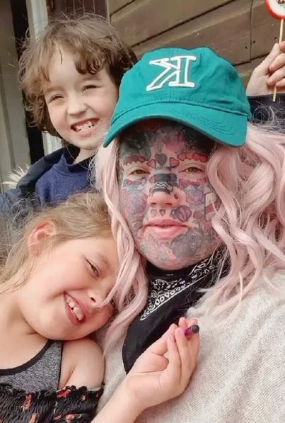 Mom with over 800 tattoos struggles to secure job as businesses won’t hire her. She reveals what she looked like before the ink.