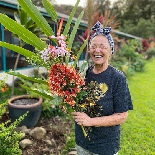 Roseanne Barr often shares photos of her low-key Macadamia nut farm in Hawaii 🌴 Recently, she posted a photo of the bed she sleeps in and users blasted her for living in a “messy” environment.