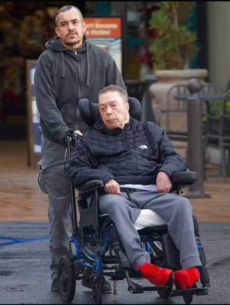 A few years ago, everyone in Hollywood was singing his praises. But now this legendary actor is confined to a wheelchair due to an illness that was kept a secret from the public for a long time.