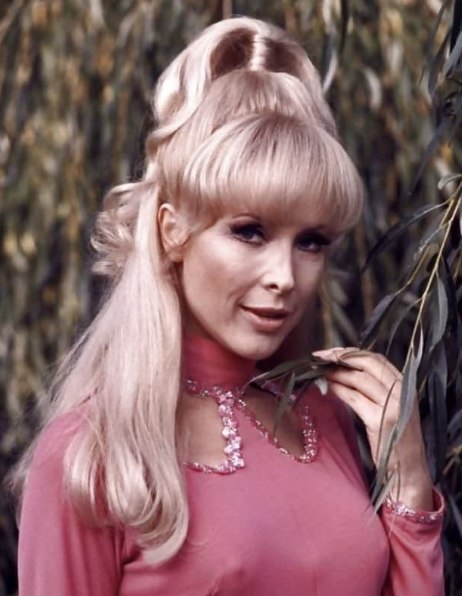 Please join us in wishing a very HAPPY BIRTHDAY to Barbara Eden, who turns an incredible 93 years old today! 🥳❤️ The actress made her way into millions of hearts when she starred on the show ‘I Dream Of Jeannie’ from 1965 to 1970. She reprised the role many times in her career. These days, she leads a quiet life but she gave an interview last month, and no one believed what she looks like now!