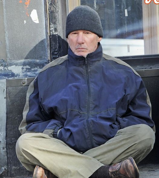 Fans shocked after seeing “Pretty Woman” star Richard Gere ‘homeless’ on New York street.