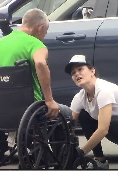 Jennifer Garner had no idea cameras were watching her when she was talking to a homeless man… what she did next makes people gasp