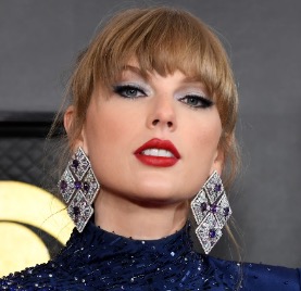 Taylor Swift, 34, takes off makeup, leaves us with no words.