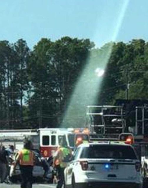 A woman sitting at the scene snapped a photo to show her boss why she was running late — but she never expected to see this 😮