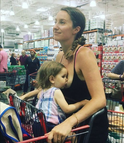 She posted a picture of herself breastfeeding in a Costco. Not everyone was happy with her decision to breastfeed in public, but now she finally responds in the most shocking way! 😮