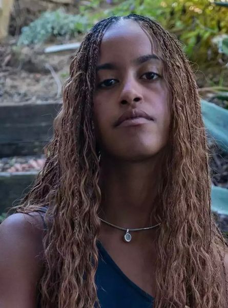 Malia Obama is starting her career in Hollywood and has decided to separate herself from her family by changing her name… And everyone’s saying the same thing! 😱