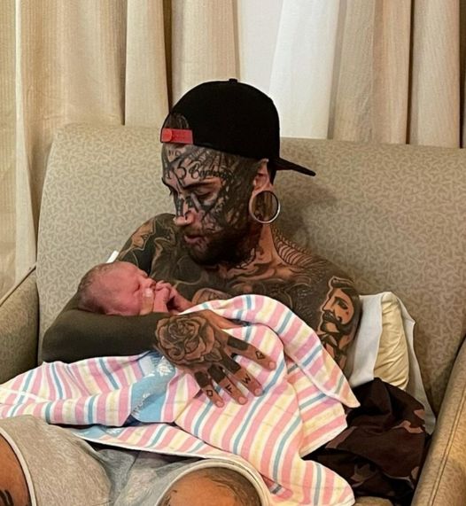 24-year-old dad, whose body was completely covered with over 200 tattoos, removed them for the sake of his baby daughter 😮😮.