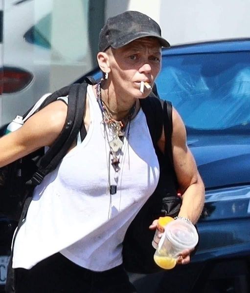 Recognize the celebrity in the photo? 🤷‍♀️ She was once a famous actress who had everything – fame, money and out-of-this-world looks 😱 Now she lives like a homeless person, searching for food in trash cans.