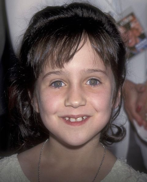 She burst onto the scene as an adorable little girl in ‘Matilda’, but then had to quit acting and take up work as a nanny as she “didn’t have the Hollywood beauty” 😮😔 Mara Wilson, now 37, refused to “get cosmetic surgery”… well, she’s grown up now, and you better sit down before you see how she looks.