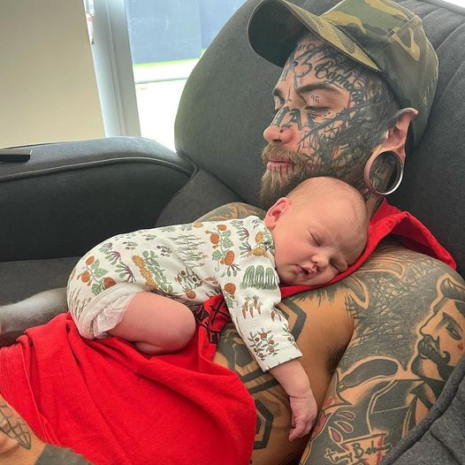 24-year-old dad, whose body is completely covered with over 200 tattoos removed them for the sake of his baby daughter.