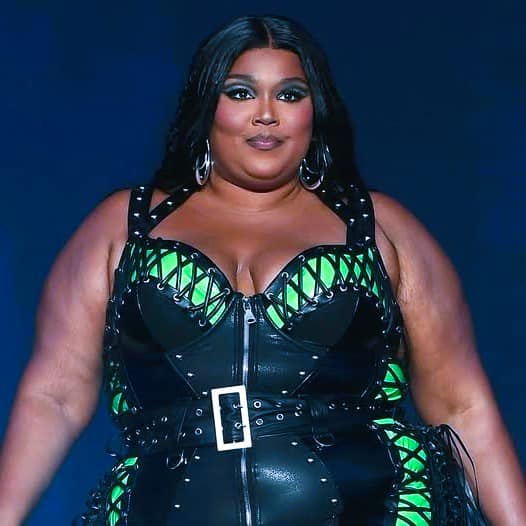 Singer Lizzo has been making headlines with her incredible transformation, having lost half of her weight! 🔥😲 She’s now ready to return to the stage and fans can’t wait to see her new look! What does she look like now? 💃 💖 Want to see her amazing transformation and find out more about her journey? 👏🏽👉👉 Scroll down to the top comment to see the photos.