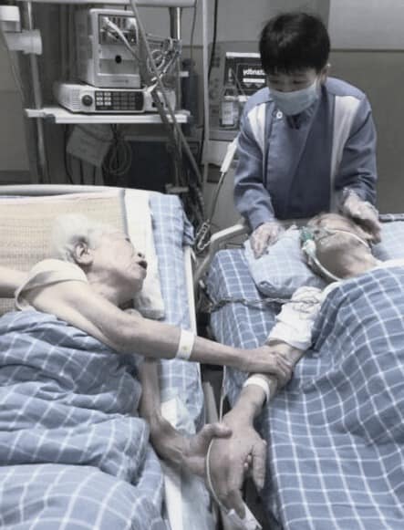 At 92 years old, this incredible man had a final wish that will tug at your heartstrings: he wanted to hold his beloved wife’s hand one last time! When the old woman was brought next to him and their hands were placed together, an astonishing event unfolded: The crowd was left in utter disbelief… You won’t believe what just happened! – Check the comments 👇👇👇