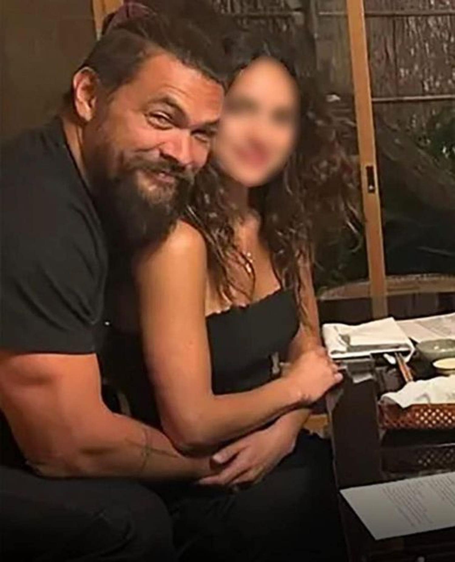 After all the heartbreak, Jason Momoa found love again… better sit down, because you’ll surely recognize his new lday 😮❤ Check Comments👇