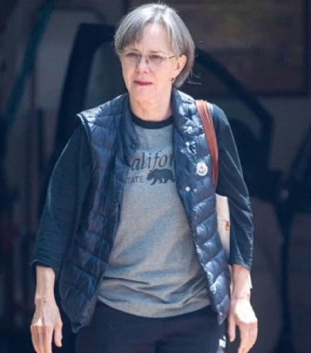 Sally Field, 78, has refused to apologize for her grey hair and has remained committed to not having plastic surgery. As she fights ageism in Hollywood, this timeless actress has some harsh words for those who say she looks like an old granny – Check The Comments 👇🏻😲