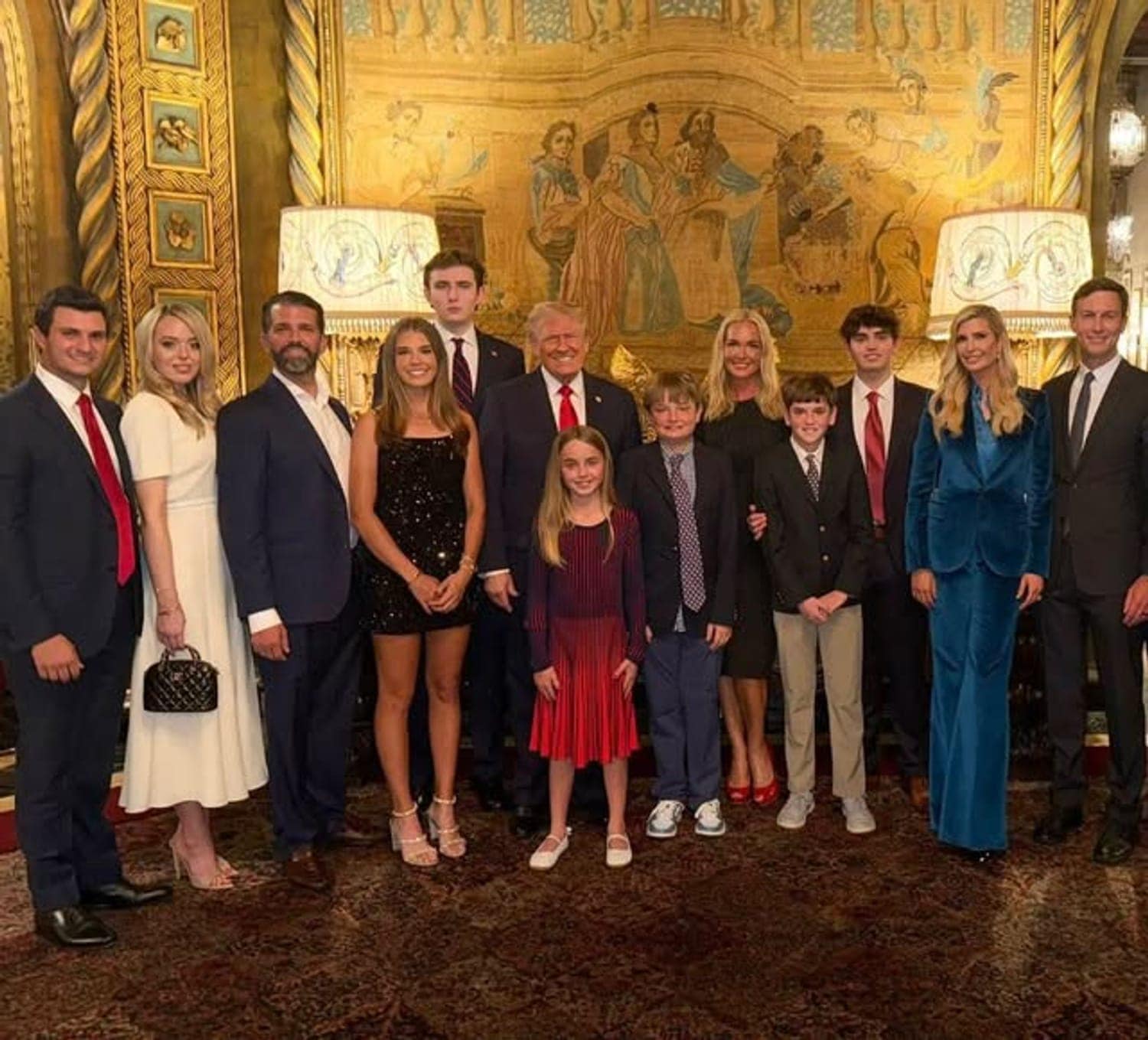 Worrying Melania Trump detail from photo of “whole” Trump family as everyone talking 😳 See it in comments 👇👇