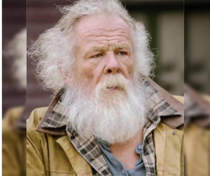 Unbelievable! 😱 From the ‘most handsome man in the world’ to a silver-haired elderly guy who looks like a homeless person 💔 Who is this famous actor? 🤯🤔You definitely know him! When you see him young, you’ll recognize him immediately. Check the comments ⬇️⬇️