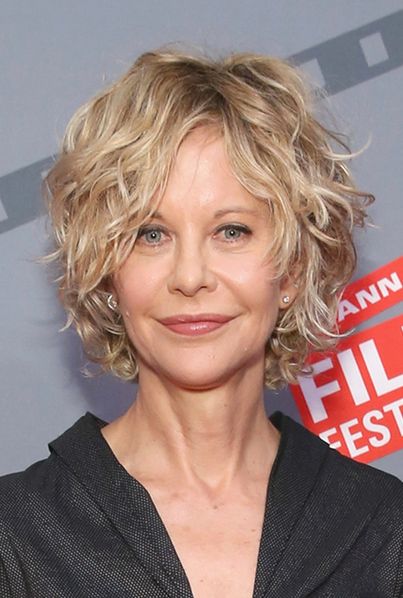 She was once one of the top actresses in the world, and a generation-defining beauty to boot. But Meg Ryan decided to step back from the limelight a few years ago and hasn’t been seen much since. Now, aged 61, she’s made her first public appearance in 6 months, and fans have had some horrible things to say about her “unrecognizable” new look 😢 Pictures in the comments section…