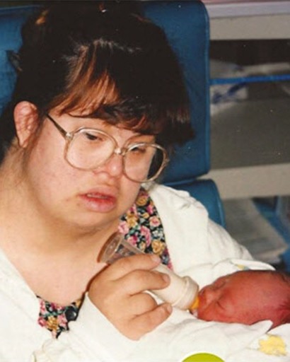 She defied all societal expectations and gave birth to a baby boy. She became a single mother, and faced challenges head-on with her son by her side. Both have Down syndrome but do not let it stop them from living life. Now her son is 27… Check comments to see him today 👇