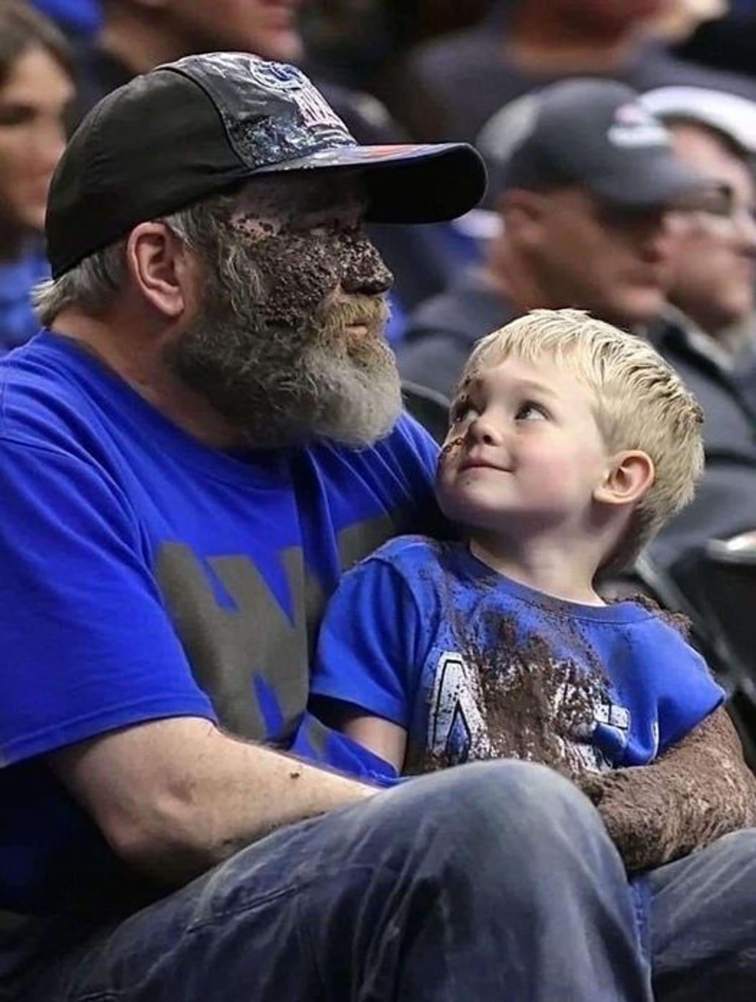 Viral Photo Of Dad At Basketball Game Turns Heads Online! Full Story Below 👇