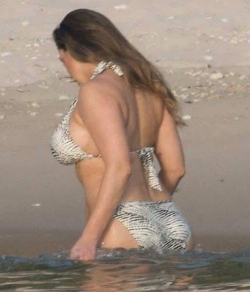 According to science this 45-year-old celeb has the perfect body! But wait till she turns… 😮 More photos in the comments 👇🏻