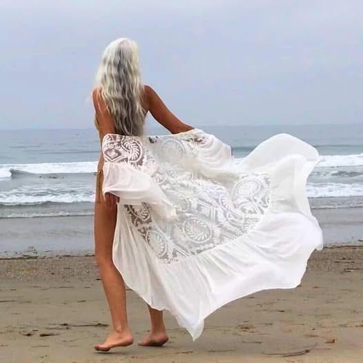 At 69, she is dubbed ‘The world’s most beautiful grandmother’ –but wait till she turns around… Check the comments 👇🏻😲