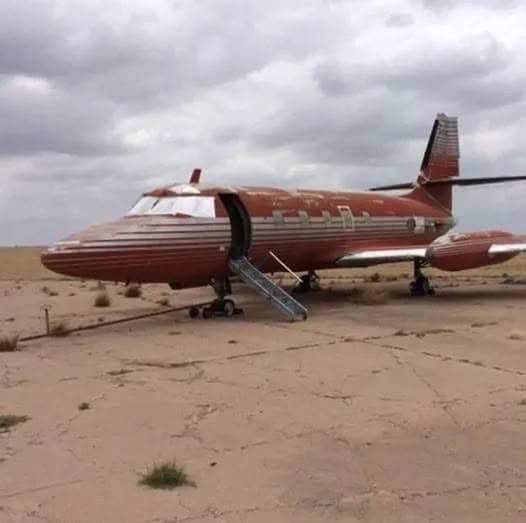 Elvis Presley’s abandoned airplane has finally been sold after 40 years in the desert, but better sit down till you see how it looks inside. Photos in the comments👇⬇️